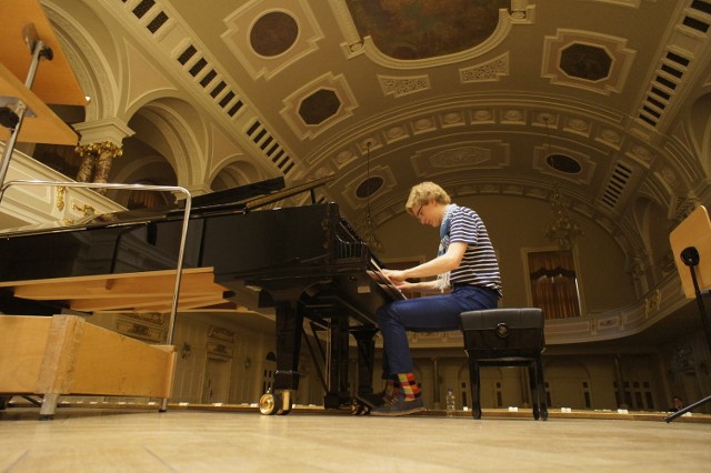 Jan Lisiecki podczas próby w Auli UAM.