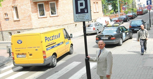 Prezes Andrzej Olichwiruk przy ul. Narutowicza przy znaku informującym o początku strefy. Dla kierowcy to informacja, że za tym znakiem wszystkie wyzna- czone miejsca postojowe są płatne.
