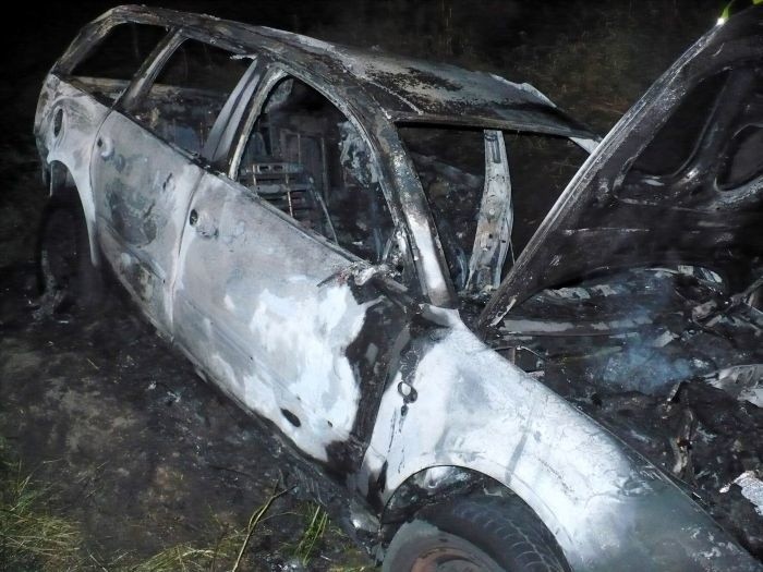 Spalił się samochód na krzyżówce dróg Gorzów - Kostrzyn (zdjęcia Czytelnika)