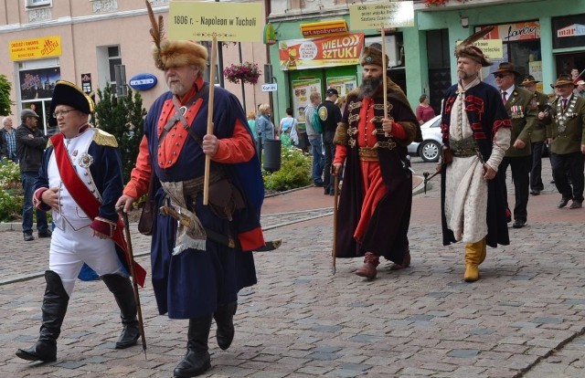 W sobotę równo w południe wyruszył Historyczny Pochód Borowiaków. W tym roku to on rozpoczął Dni Borów. Ulicami miasta przeszedł barwny korowód  historycznych postaci z różnych epok. Mieszkańcy z zaciekawieniem patrzyli na korowód i machali przyjaźnie, pozdrawiając go. Na czele szły władze miasta, starostwa i zaproszeni goście. Nie zabrakło prezentacji wiosek tematycznych, św. Małgorzaty, patronki Tucholi,  królowej Konstancji, Napoleona czy Leona Janty - Połczyńskiego  z żoną, ale także legendarnych postaci z Borów, które związane są z tajemniczymi opowieściami. Były także grupy historyczne i wojskowe z Tucholi i okolicznych miejscowości.  Bysławskie Frantówki przyjechały powozem, a ze Śliwic zaprezentowały się grupy na bryczkach i powozami, rozdając cydr z jabłek. Wszyscy spotkali się w parku Zamkowym, a każdego z poszczególnych uczestników pochodu przedstawiał i opisywał Wiesław Szołtun. To była prawdziwa lekcja historii.Poniedziałek może zaskoczyć pogodą. Różnice temperatury sięgną 10 stopni.TVN Meteo Active