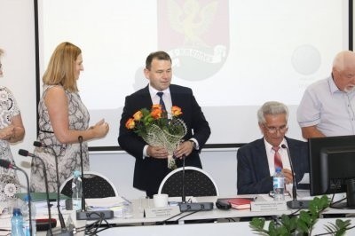 Arkadiusz Dobek, wójt gminy Biskupiec otrzymał kwiaty, a sam podziękował za udzielenie absolutorium i współpracę