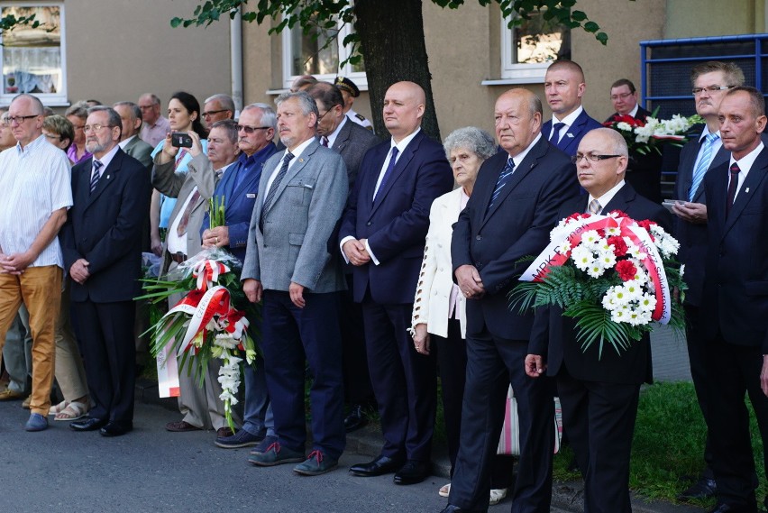 Czerwiec 56: Złożenie kwiatów pod zakładem ZNTK