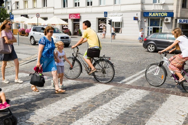 Widok rowerzystów przejeżdżających po przejściu dla pieszych nie jest w Białymstoku czymś niezwykłym. Zdjęcie ilustracyjne