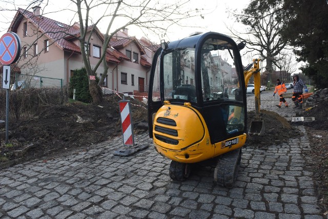 Przebudowa ulicy Szpitalnej w Wieliczce potrwa do połowy 2021 roku. Droga zyska chodnik i nową nawierzchnie. Inwestycja pochłonie prawie 2 mln zł