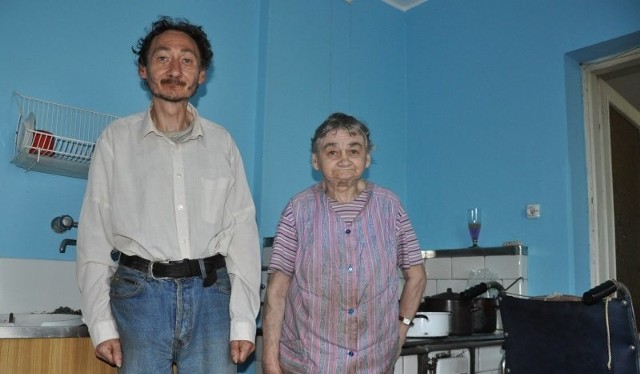 - Dom czekał na remont od ponad 20 lat, bo renta ledwo starcza nam na leki - mówi Maria Mika, na zdjęciu z synem Andrzejem.