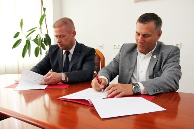 Andrzej Parafiniuk i prof. Leonard Etel podpisali porozumienie