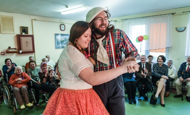 We wtorek 13 lutego w Domu Pomocy Społecznej przy ul. Mińskiej, seniorzy mieli okazję bawić się na balu karnawałowym. Chętnych do tańca na parkiecie nie brakowało. Dla tych, którzy nie mogli zatańczyć, były zorganizowane występy na małej scenie.Pogoda w naszym regionie: