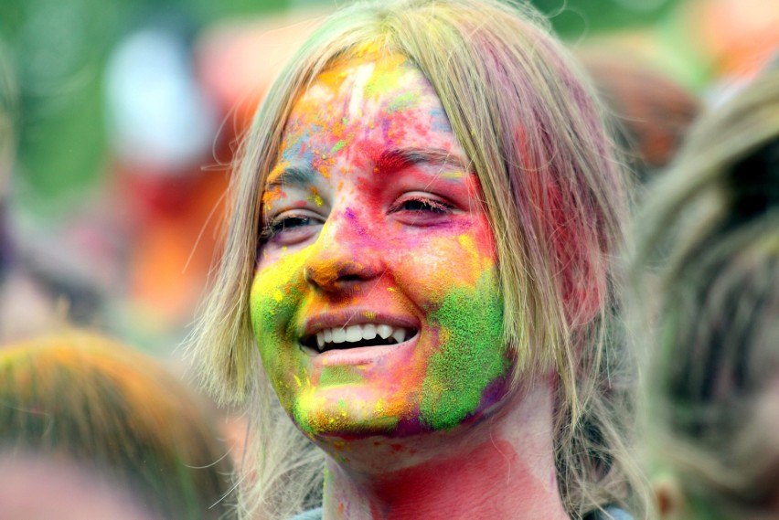 Słoneczny Wrotków opanowały tłumy sympatyków Holi Festival. Szukajcie się na zdjęciach!