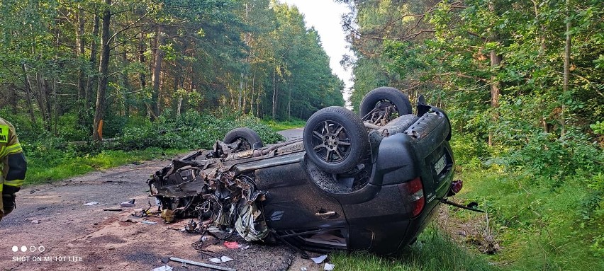 Groźny wypadek na drodze Koplany - Pomigacze. Samochód osobowy dachował. Kierowca trafił do szpitala. Policja: To była kolizja [ZDJĘCIA]