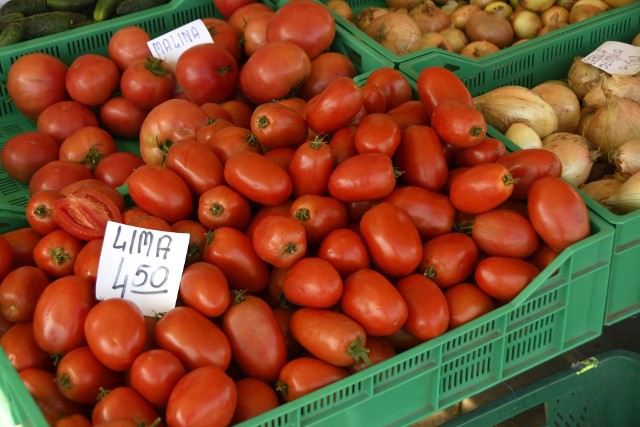 W sobotę, 11 września sprawdziliśmy ceny warzyw i owoców na giełdzie w Sandomierzu. Pomidory odmiany lima można było kupić po 4,5 złotego za kilogram.Po ile cebula, czosnek, jabłka, śliwki i orzechy? Sprawdźcie na kolejnych slajdach.