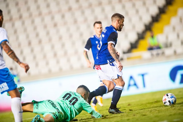 W czwartek o godz. 19 na Stade du Pays de Charleroi Lech Poznań będzie walczył z liderem Jupiler League o awans do fazy grupowej Ligi Europy i olbrzymie pieniądze. Wyeliminowanie belgijskiego zespołu gwarantuje bowiem premię w wysokości 3 mln euro. Kolejorz zmierzy się z przeciwnikiem grającym wyrachowany futbol, ale jak podkreślają eksperci, będącym absolutnie w zasięgu naszej drużyny. Oto powody, by Lech Poznań bez kompleksów przystępował do czwartkowego meczu. Przejdź dalej --->