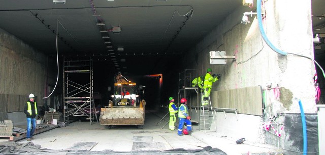 Ściany tunelu są wyłożone okładziną, która na wlocie i wylocie jest dźwiękochłonna. Betonowe podłoże jest gotowe. Właśnie po betonie pojedziemy w tunelu wiosną 2016 roku