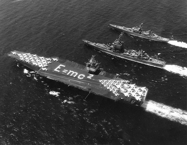 Grupa okrętów atomowych . Pierwszy od lewej lotniskowiec USS "Enterprise". 30 czerwca 1964 roku