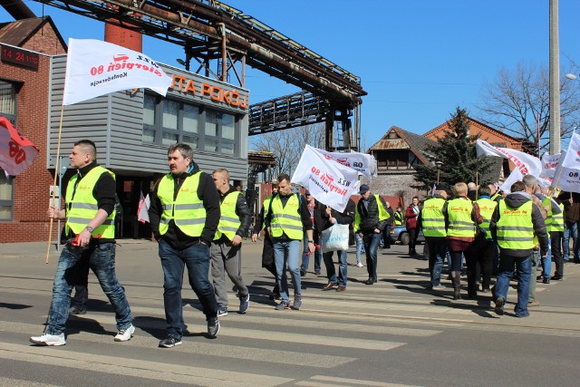 Pikieta pracowników przed Hutą Pokój w Rudzie Śląskiej