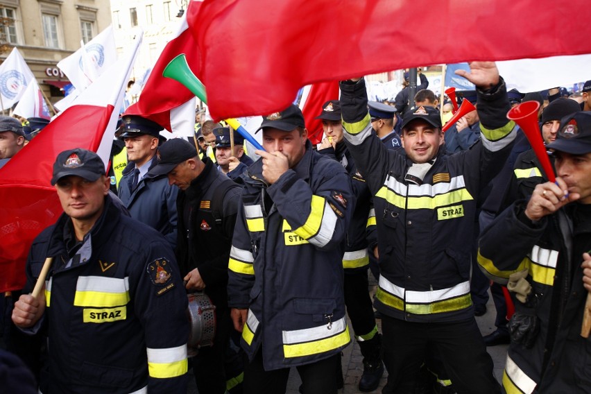 Protest policjantów w Warszawie. Mundurowi domagają się...