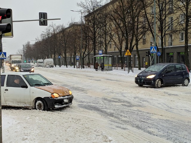 Fatalne warunki na drogach w Częstochowie. Kierowcy powinni szczególnie uważać!