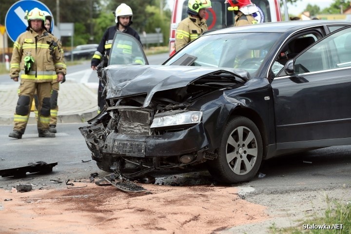 Poważny wypadek w powiecie stalowowolskim. W zderzeniu dwóch samochodów poszkodowanych zostało pięć osób, w tym dwójka małych dzieci