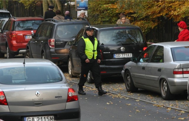 Dzień Zaduszny w Sopocie. Okolice Cmentarza Katolickiego przy ul. Malczewskiego