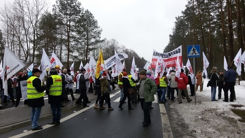 Strajk na Śląsku: Górnicy zablokowali drogi DK1 w...