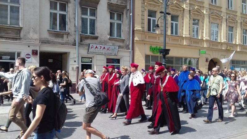 Przemarsz studentów ulicą Piotrkowską.