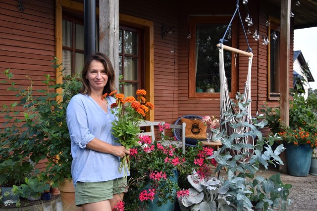 Hanna Smuczyńska stworzyła w Nowej Karczmie ogród jak marzenie. Każdego roku latem zakwita on feerią barw. Właścicielka kocha kwiaty i to one królują w jej ogrodzie.