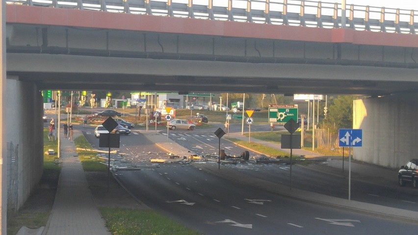 Wypadek na A1 w Piekarach (zdjęcie INFORMACJE DROGOWE -...