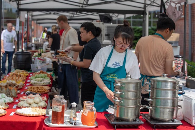 Podczas dwudniowego (17 i 18 lipca) Festiwalu Azjatyckiego w Bydgoszczy jest okazja spróbować ręcznie przyrządzanych tradycyjnych potraw z Wietnamu, Tajlandii, Chiny, Korei, Japonii, a także Gruzji czy Turcji