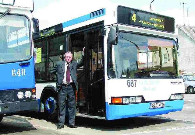 - Z tym autobusem jest wszystko w porządku - mówi Stanisław Jadkiewicz, dyrektor ZKM. Policja sprawdzi jednak, czy miejski przewoźnik nie zapłacił za dużo za neoplana z 1991 roku.