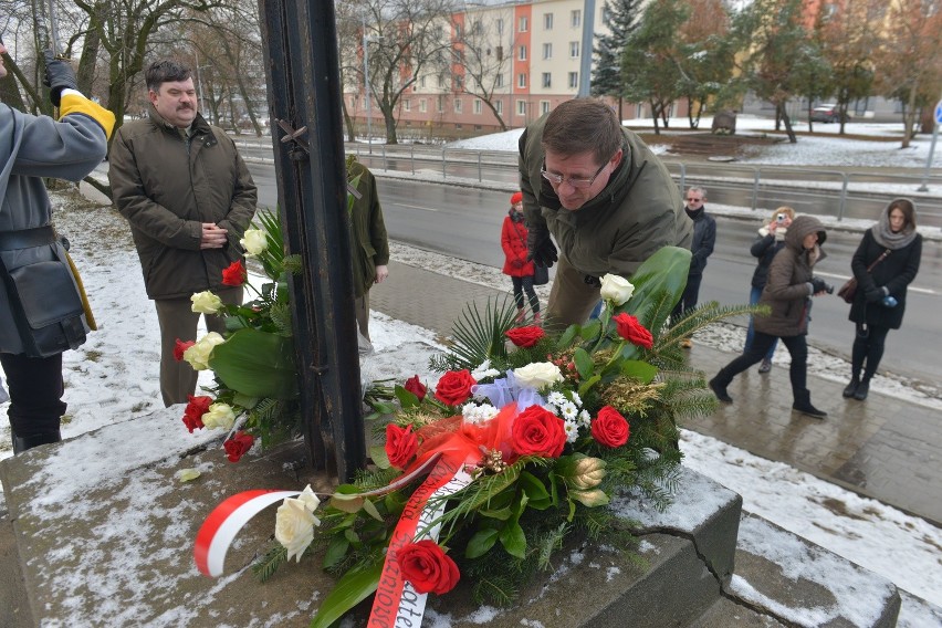 Radomianie uczcili pamięć powstańców pod krzyżem przy ulicy Warszawskiej