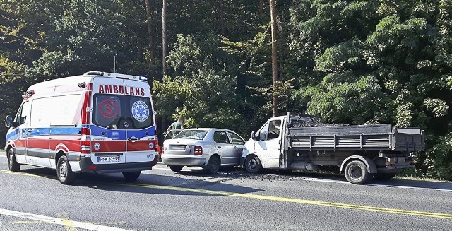 Na S3 zderzyły się skoda i samochód dostawczy. Nie wiadomo jeszcze jak doszło do zderzenia. Dwie osoby ze skody zostały zabrane do szpitala. Poszkodowanych zabrała   karetka pogotowia ratunkowego, która wracała ze śmiertelnego wypadku pod Sulechowem.Wiemy również, że skodą podróżowały cztery osoby. Wszystkie jechały na wesele.Zdjęcia z miejsca wypadku dostaliśmy od Czytelników.Zobacz też: 60-latka jechała pod prąd trasą S3. Niebezpieczną jazdę przerwali policjanciPrzeczytaj też:   Rosyjska gra wojenna z muzyką Anny German robi wrażenie (wideo)