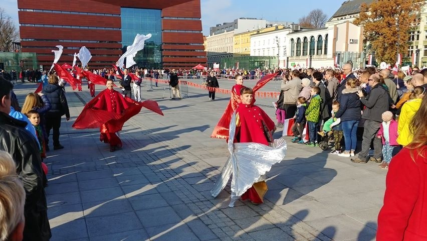 Radosna Parada Niepodległości przeszła przez Wrocław [ZDJĘCIA]