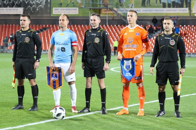 Kapitan Bruk-Betu Termaliki Mateusz Kupczak (drugi z prawej) przed meczem I-ligowym ze Stomilem Olsztyn na stadionie w Niecieczy
