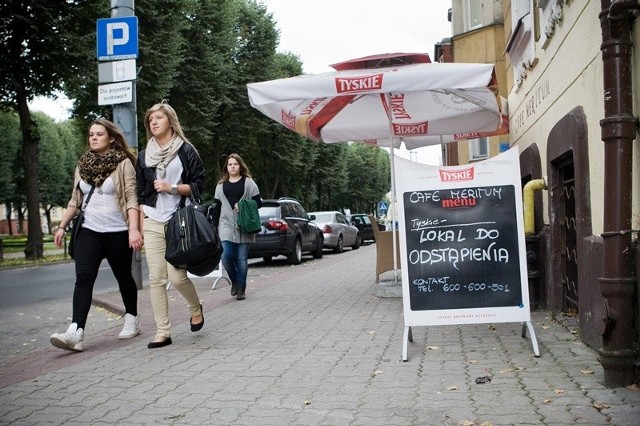 W Cafe Meritum na wystawionym tuż przy kawiarence potykaczu widnieje informacja: lokal do odstąpienia.