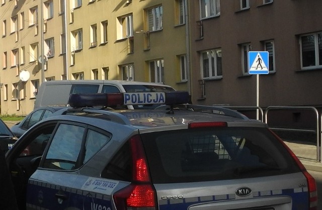 Na miejscu wypadku działa policja i służby ratownicze.