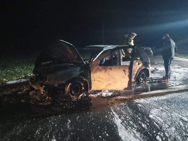 W Pilewicach doszczętnie spalił się osobowy samochód
