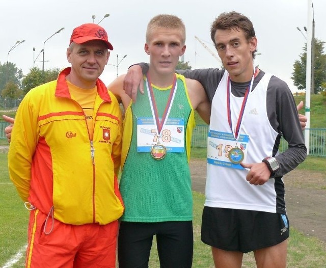 Damian Sator (w środku) ze Słoneczka Busko-Zdrój zajął trzecie miejsce w dobrze obsadzonym biegu ulicznym w Nowinach. Drugi był Sylwester Lepiarz (z prawej). Z lewej Zdzisław Perepiczko, trener buskich lekkoatletów. 