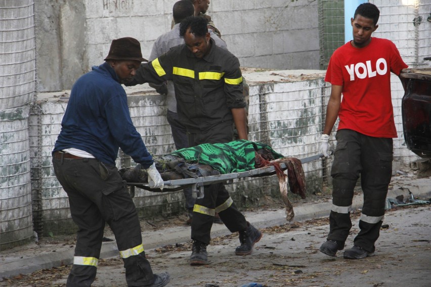 Somalia: Zamach w Mogadiszu. Dwie eksplozje i atak na hotel, zginęło co najmniej 20 osób [ZDJĘCIA]