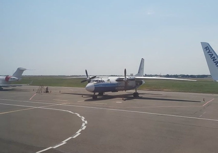 AN-24 na lotnisku w Odessie. Taki sam Antonow stoi na...