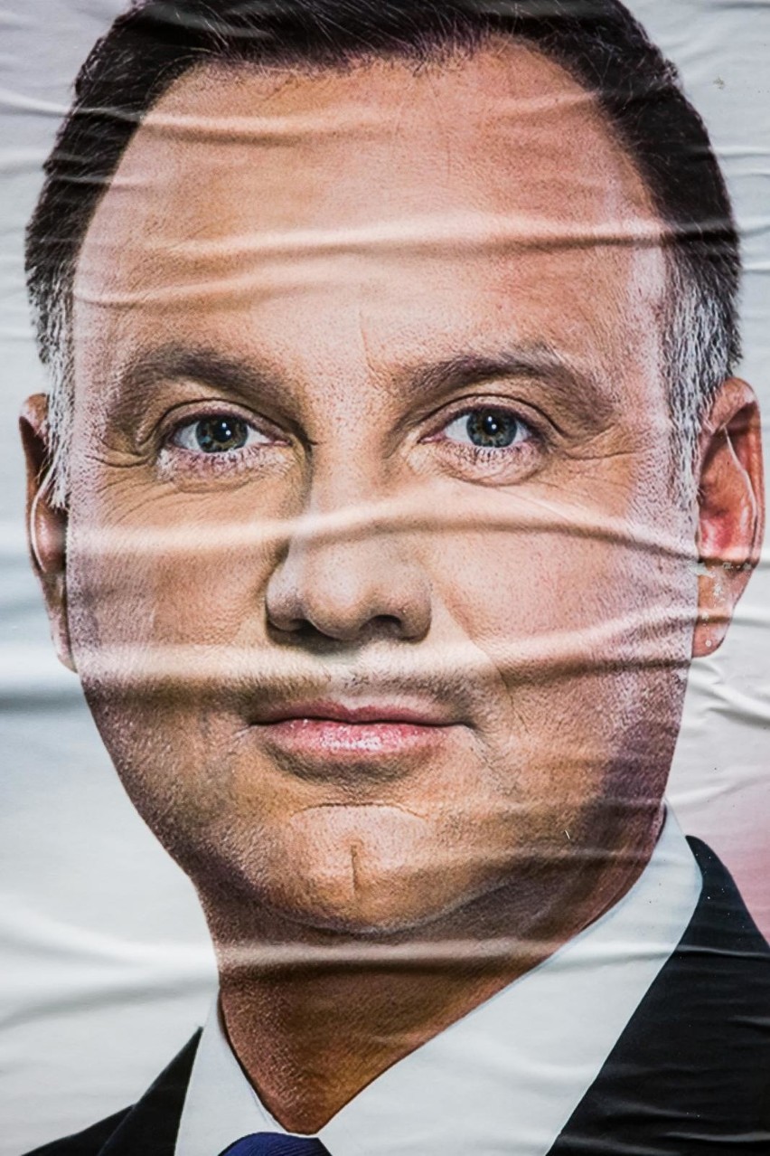Ktoś, kto nakleił plakat prezydenta Andrzeja Dudy, kandydata...