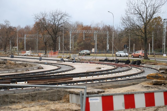 Prace przy budowie ostatniego odcinka TAT cały czas trwają. Bukmacherzy wątpią, że tramwaj na Nowy Dwór pojedzie w obiecanym terminie