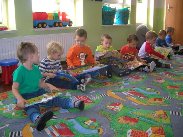 Bibliotekarze z miasteckiej książnicy odwiedzili dzieci z Przedszkola nr 3.