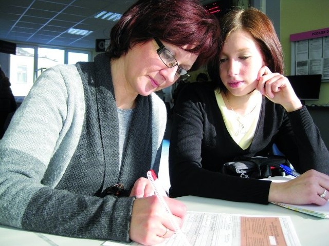 Małgorzata Wyszyńska i jej córka Monika (z prawej) już zabrały się za wypełnianie PIT-u za 2009 r. Niestety, nie skorzystają z żadnej ulgi.