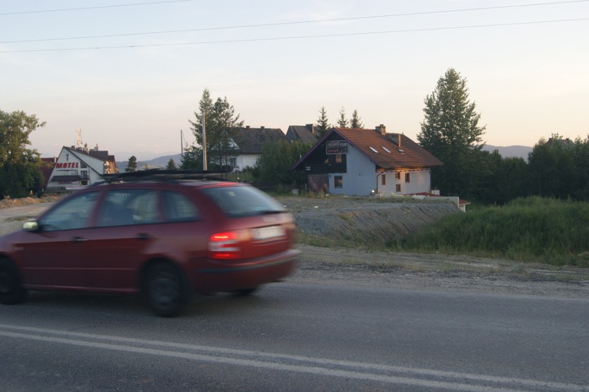 Tego jeszcze nie było! Przy oficjalnym parkingu nowej zakopianki będzie działał... klub ze striptizem