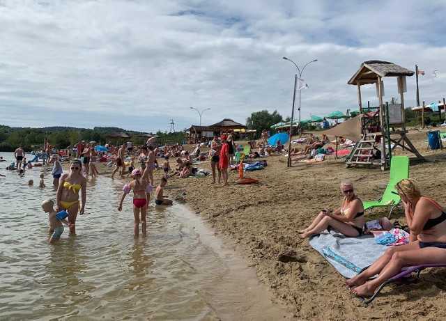 Mieszkańcy Przemyśla i okolic korzystają ze słonecznej pogody. W niedzielę sporo osób wybrało się na Plażę Ostrów. Zdjęcia nadesłał nam Internauta.ZOBACZ TEŻ: Zobacz 10 najwyższych szczytów w polskich Bieszczadach