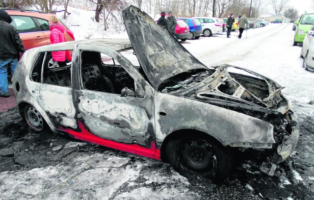 Z volkswagena golfa nic nie zostało. Poszkodowany nie wie, kto mógł podpalić samochód