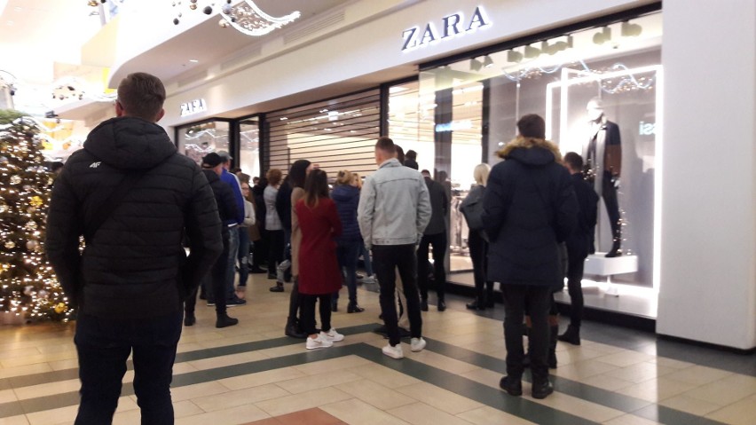 Szaleństwo wyprzedaży. Tłumy w centrach handlowych, korki przed wjazdami na parkingi. Tak jest co roku tuż po świętach