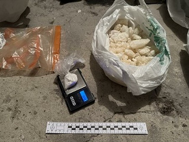Narkotyki oraz waga elektroniczna znalezione u osób podejrzanych o handel środkami odurzającymi