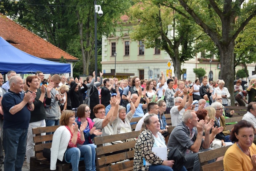 Seniorzy na koncercie Waweli. Krzeszowickie integracje z tańcami przed sceną [ZDJĘCIA]