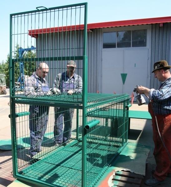 Klatka kosztowała 5 tys. zł. W maju 2009 roku została ustawiona na terenie nadleśnictwa Prószków. Nadal tam jest.