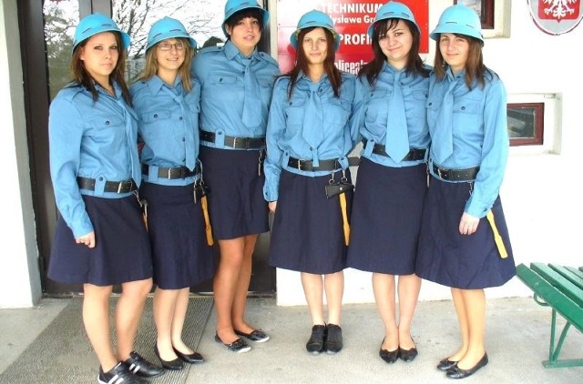 Urodziwe panny z Odonowa świetnie prezentują się w twarzowych niebieskich mundurach.